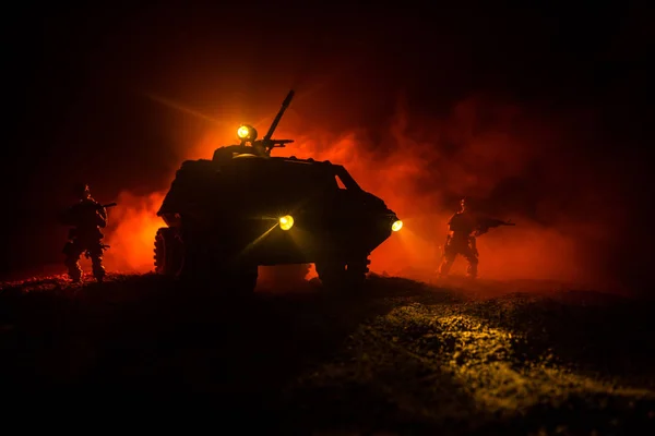 戦争の概念 戦争の霧空の背景夜曇りスカイラインの下装甲車のシルエットのシーンをかけて戦う軍のシルエット 攻撃シーン タンクは戦う アートワークの装飾 — ストック写真