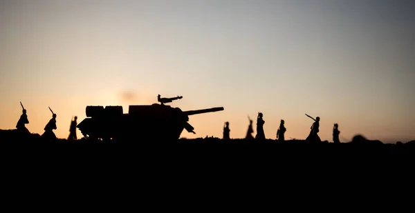 Conceito Guerra Silhuetas Militares Lutando Cena Fundo Céu Nevoeiro Guerra — Fotografia de Stock