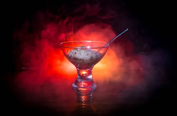 玻璃充满了五颜六色的水果冰淇淋在黑暗的背景与色调的光和雾 选择性对焦 — 图库照片