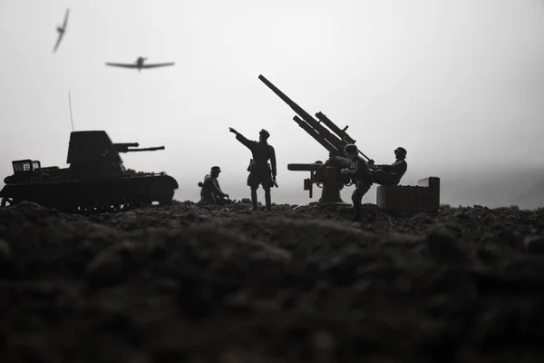 Canhão Antiaéreo Silhuetas Militares Lutando Cena Fundo Céu Nevoeiro Guerra — Fotografia de Stock