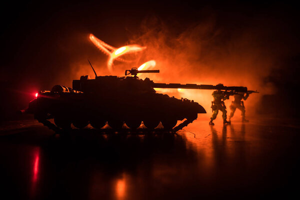 Концепция войны. Военные силуэты боевой сцены на фоне тумана войны, силуэт бронированного автомобиля под облачным горизонтом ночью. Сцена нападения. Танковая битва. Декорации
