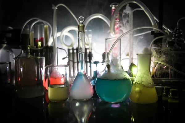 药学和化学主题 在研究实验室测试装有溶液的玻璃瓶 科学和医疗背景 暗调背景下的实验室试管 科学研究设备概念 — 图库照片