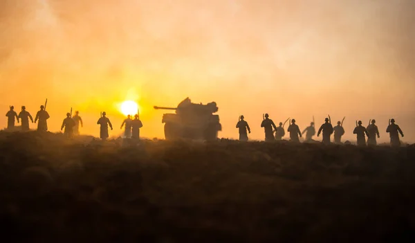 Kriegskonzept Militärische Silhouetten Kampfszene Auf Kriegsnebel Himmel Hintergrund Weltkriegssoldaten Silhouetten — Stockfoto