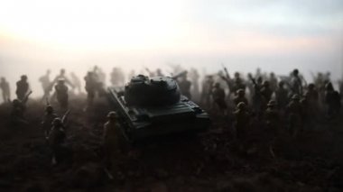 Savaş sahnesi. Askeri savaş sis gökyüzü arka plan üzerinde mücadele sahne siluetleri. Dünya Savaşı askerler siluetleri aşağıda bulutlu manzarası, gün batımı. Resim dekorasyon. Seçici odak