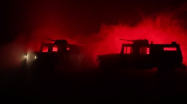 Savaş kavramı. Savaş sahnesi savaş sis gökyüzü arka plan üzerinde mücadele geceleri aşağıda bulutlu manzarası siluetleri. Ordu araç askerler sanat dekorasyonu ile