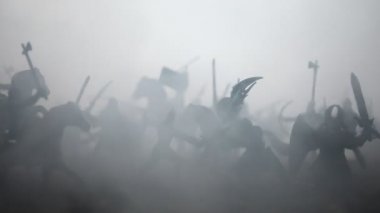 Savaş sahnesi. Askeri savaş sis gökyüzü arka plan üzerinde mücadele sahne siluetleri. Yaratıcı kavramı. Ortaçağ savaşçıları. Resim dekorasyon. Seçici odak