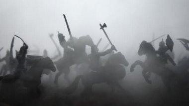 Savaş sahnesi. Askeri savaş sis gökyüzü arka plan üzerinde mücadele sahne siluetleri. Yaratıcı kavramı. Ortaçağ savaşçıları. Resim dekorasyon. Seçici odak