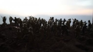 Savaş sahnesi. Askeri savaş sis gökyüzü arka plan üzerinde mücadele sahne siluetleri. Dünya Savaşı askerler siluetleri aşağıda bulutlu manzarası, gün batımı. Resim dekorasyon. Seçici odak