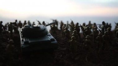 Savaş sahnesi. Askeri savaş sis gökyüzü arka plan üzerinde mücadele sahne siluetleri. Dünya Savaşı askerler siluetleri aşağıda bulutlu manzarası, gün batımı. Resim dekorasyon. Seçici odak