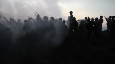 Savaş sahnesi. Askeri savaş sis gökyüzü arka plan üzerinde mücadele sahne siluetleri. Dünya Savaşı askerler siluetleri aşağıda bulutlu manzarası, gün batımı. Resim dekorasyon.