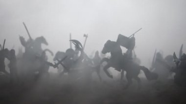 Savaş sahnesi. Askeri savaş sis gökyüzü arka plan üzerinde mücadele sahne siluetleri. Yaratıcı kavramı. Ortaçağ savaşçıları. Resim dekorasyon. Seçici odak