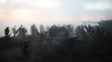 Savaş sahnesi. Askeri savaş sis gökyüzü arka plan üzerinde mücadele sahne siluetleri. Dünya Savaşı askerler siluetleri aşağıda bulutlu manzarası, gün batımı. Resim dekorasyon. Seçici odak