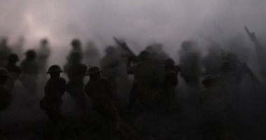 Savaş sahnesi. Askeri savaş sis gökyüzü arka plan üzerinde mücadele sahne siluetleri. Dünya Savaşı askerler siluetleri aşağıda bulutlu manzarası, gün batımı. Resim dekorasyon.