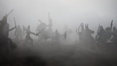 Savaş sahnesi. Askeri savaş sis gökyüzü arka plan üzerinde mücadele sahne siluetleri. Yaratıcı kavramı. Ortaçağ savaşçıları. Resim dekorasyon. Seçici odak