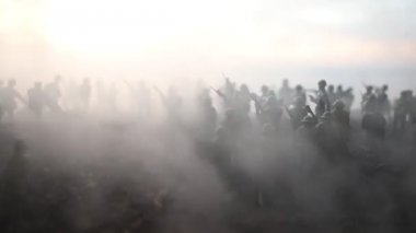 Savaş sahnesi. Askeri savaş sis gökyüzü arka plan üzerinde mücadele sahne siluetleri. Dünya Savaşı askerler siluetleri aşağıda bulutlu manzarası, gün batımı. Resim dekorasyon. Seçici odak