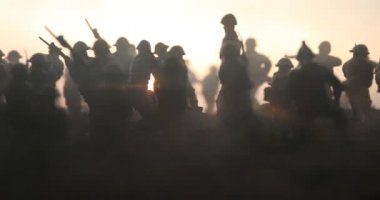 Savaş sahnesi. Askeri savaş sis gökyüzü arka plan üzerinde mücadele sahne siluetleri. Dünya Savaşı askerler siluetleri aşağıda bulutlu manzarası, gün batımı. Resim dekorasyon.