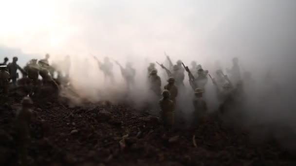战斗场景 军事剪影战斗场面在战争雾天空背景 日落时 世界战争士兵在多云的天际线下剪影 艺术品装饰 选择性对焦 — 图库视频影像