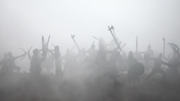戦闘シーン 戦争の霧空を背景に戦闘シーンをシルエットします 創造的な概念 中世の武士 アートワークの装飾 選択と集中 — ストック動画