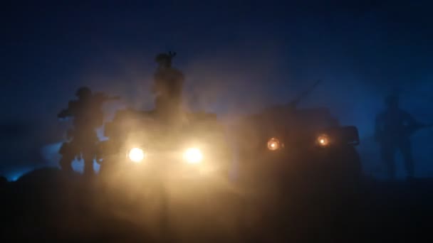战争概念 战斗场景在战争雾天空背景 战斗剪影在多云天际线之下在晚上 有士兵艺术品装饰的陆军车辆 — 图库视频影像