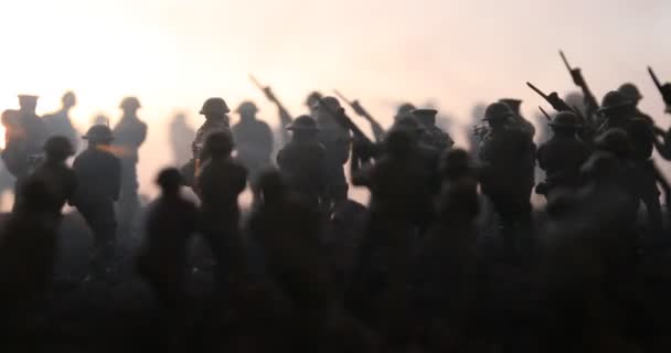 战斗场景 军事剪影战斗场面在战争雾天空背景 日落时 世界战争士兵在多云的天际线下剪影 艺术品装饰 — 图库视频影像