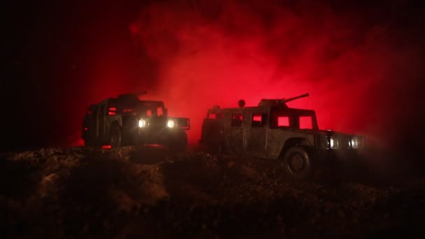 戦争の概念 戦争の霧空を背景に戦闘シーン 戦いは夜曇りスカイラインの下をシルエットします 兵士のアートワークの装飾で軍車両 — ストック動画