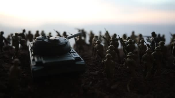 Escena Batalla Siluetas Militares Peleando Escena Fondo Del Cielo Niebla — Vídeos de Stock