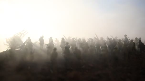 Escena Batalla Siluetas Militares Peleando Escena Fondo Del Cielo Niebla — Vídeos de Stock