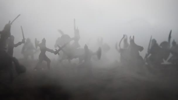 Escena Batalla Siluetas Militares Peleando Escena Fondo Del Cielo Niebla — Vídeos de Stock