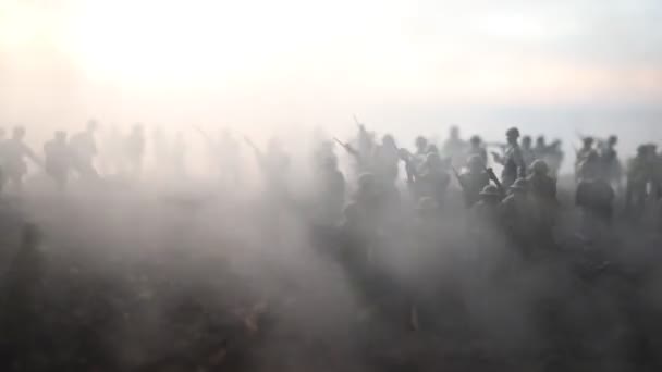 Cena Batalha Silhuetas Militares Lutando Cena Fundo Céu Nevoeiro Guerra — Vídeo de Stock