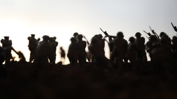 Cena Batalha Silhuetas Militares Lutando Cena Fundo Céu Nevoeiro Guerra — Vídeo de Stock