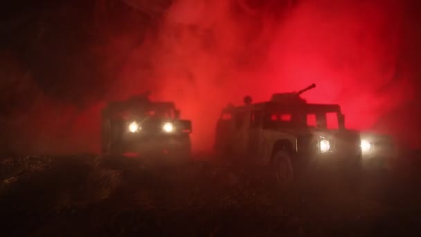 戦争の概念 戦争の霧空を背景に戦闘シーン 戦いは夜曇りスカイラインの下をシルエットします 兵士のアートワークの装飾で軍車両 — ストック動画
