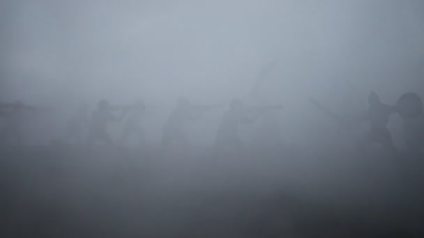 戦闘シーン 戦争の霧空を背景に戦闘シーンをシルエットします 創造的な概念 中世の武士に対する 世紀の兵士 アートワークの装飾 選択と集中 — ストック動画