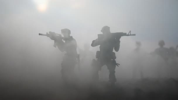 Escena Batalla Siluetas Militares Peleando Escena Fondo Del Cielo Niebla — Vídeo de stock