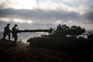Savaş kavramı. Askeri savaş sis gökyüzü arka plan, Dünya Savaşı askerler siluetleri aşağıda bulutlu manzarası gün batımında dövüş sahnesinde siluetleri. Saldırı sahne. Zırhlı araçlar. tank içinde hareket