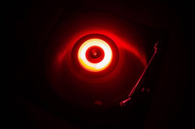 Müzik Dj konsepti. Yangın ve duman vinil kayıt üzerinde iz. Vinil disk yazma. Pikap vinil plak çalar koyu arka plan üzerinde. Seçici odak