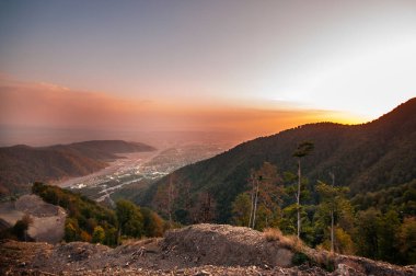 Güneşin doğuşuyla dağların güzel manzarası. Gün batımında dağlar. Azerbaycan Kafkasya Dağları
