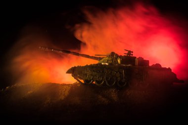 Savaş kavramı. Askeri siluetleri sahne savaş sis gökyüzü arka plan, bulutlu manzarası, gece aşağıda zırhlı araç silüeti üzerinde mücadele. Saldırı sahne. Savaş tankları. Resim dekorasyon