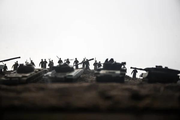 Conceito Guerra Silhuetas Militares Lutando Cena Fundo Céu Nevoeiro Guerra — Fotografia de Stock