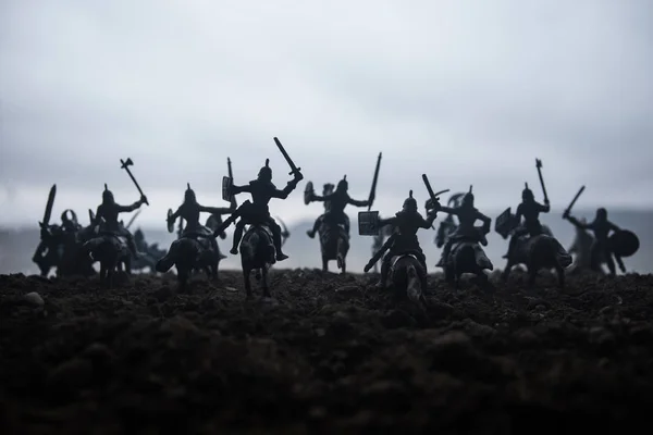 騎兵と歩兵の中世の戦闘シーン 個別のオブジェクトとして人物のシルエットは 日没の霧の背景の戦士間戦います アートワークの装飾 選択と集中 — ストック写真