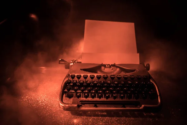 Máquina Escribir Moda Antigua Sobre Fondo Niebla Oscura Primer Plano — Foto de Stock