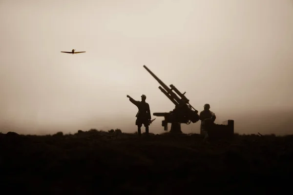 Cañón Antiaéreo Siluetas Militares Peleando Escena Fondo Del Cielo Niebla —  Fotos de Stock