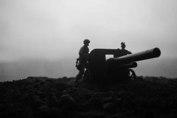 Cena Batalha Silhueta Arma Campo Velha Campo Pronto Para Disparar — Fotografia de Stock