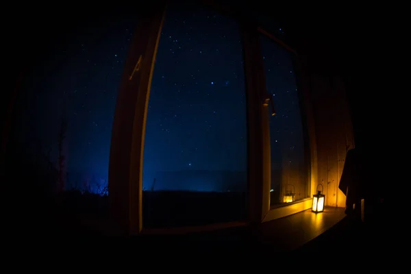 Escena Nocturna Estrellas Vistas Por Ventana Desde Cuarto Oscuro Cielo — Foto de Stock