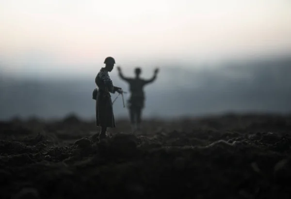 Cena Batalha Silhuetas Militares Lutando Cena Fundo Céu Nevoeiro Guerra — Fotografia de Stock