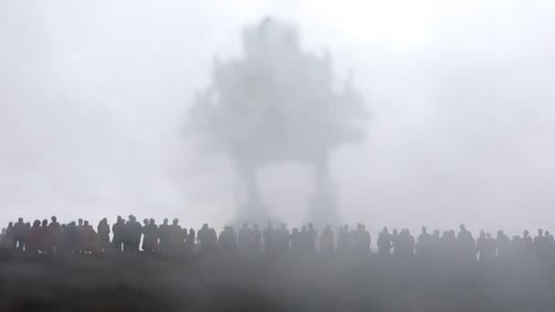 Silhueta borrada de monstro gigante preparar multidão de ataque durante a noite. Foco seletivo . — Vídeo de Stock