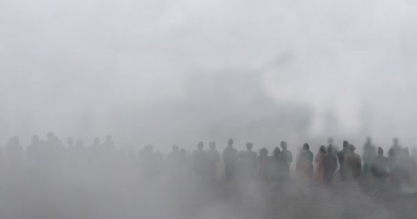 戦闘シーン 戦争の霧空を背景に戦闘シーンをシルエットします 世界大戦の兵士のシルエットの下曇りスカイラインで日没 アートワークの装飾 選択と集中 — ストック動画