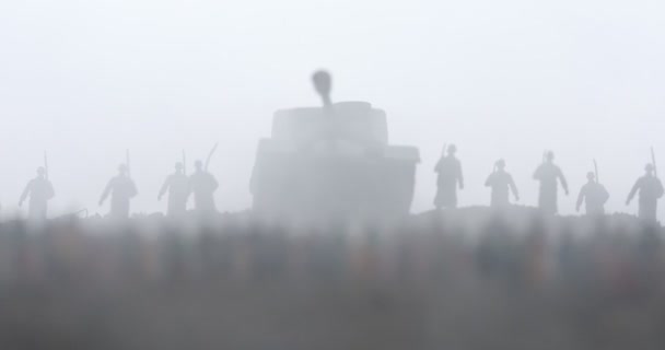战斗场景 军事剪影战斗场面在战争雾天空背景 日落时 世界战争士兵在多云的天际线下剪影 艺术品装饰 选择性对焦 — 图库视频影像
