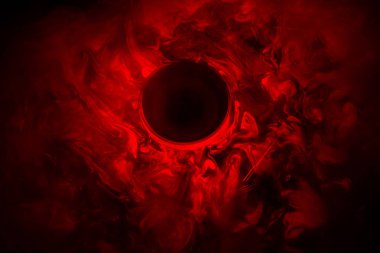 Müzik Dj konsepti. Yangın ve duman vinil kayıt üzerinde iz. Vinil disk yazma. Pikap vinil plak çalar koyu arka plan üzerinde. Seçici odak