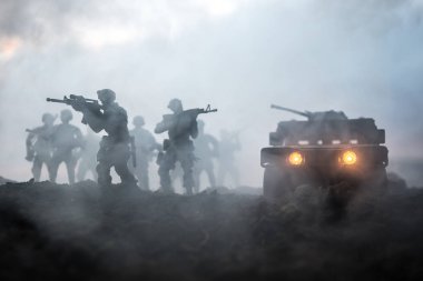 Gün batımı arka plan üzerinde askeri devriye arabası. Ordu savaş kavramı. Askerler saldırmaya hazır ile zırhlı araç silüeti. Resim dekorasyon. Seçici odak