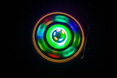 Müzik Dj konsepti. Yangın ve duman vinil kayıt üzerinde iz. Vinil disk yazma. Pikap vinil plak çalar koyu arka plan üzerinde. Seçici odak